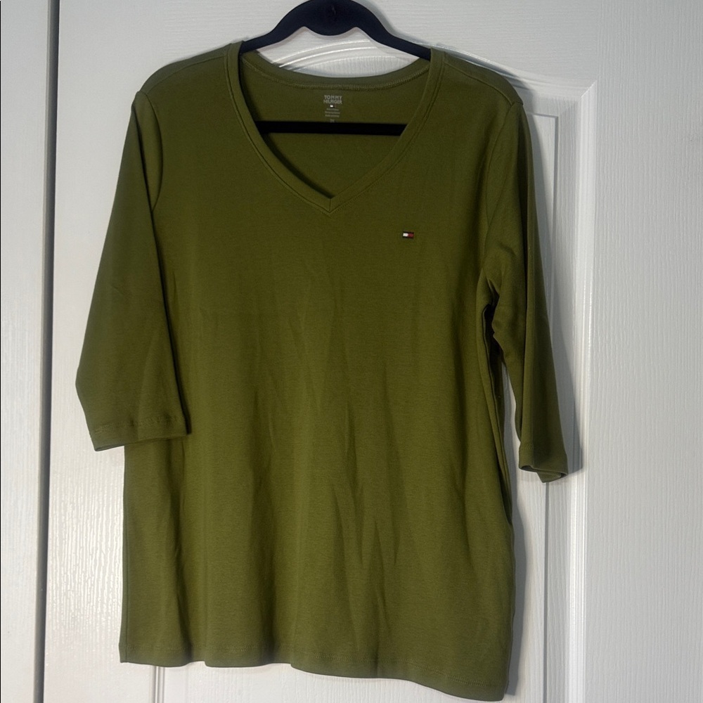 Tommy Hilfiger Women's Green V-Neck Long Sleeve Tee